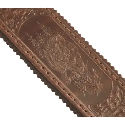 Fionda per fucile in pelle di qualità con esclusivo motivo a cinghiale. Foderata con feltro marrone. Chiusura con fibbia classica. Larghezza 5 cm.