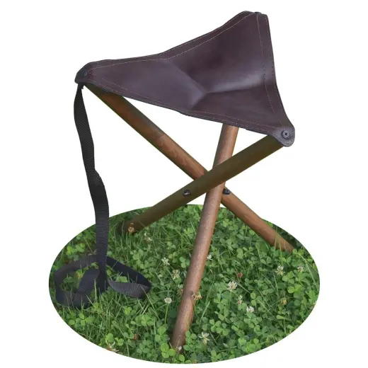 Malá třínohá stolička ze dřeva se sedátkem ze silné kůže. Popruh pro pohodlné přenášení. Výška sedu 50 cm.