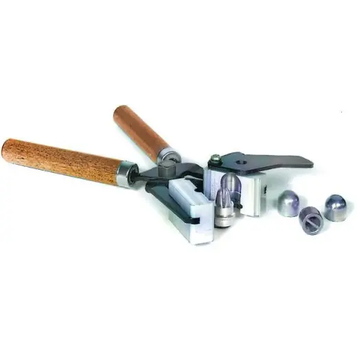 Lee 28g Slug Mold features the exclusive drive key which positively rotates the slug in rifled shotgun barrels. Includes handles. Slug diameter .681&quot;, length .640&quot;.