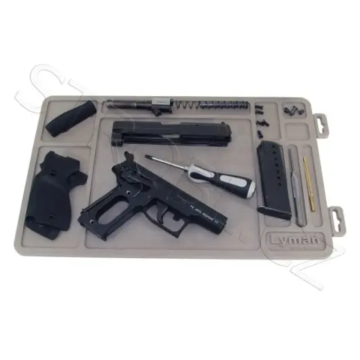 Antypoślizgowa mata do czyszczenia broni krótkiej LYMAN z formowanymi przegródkami. Wymiary: 40 x 25 cm (15,75&quot; x 10&quot;)