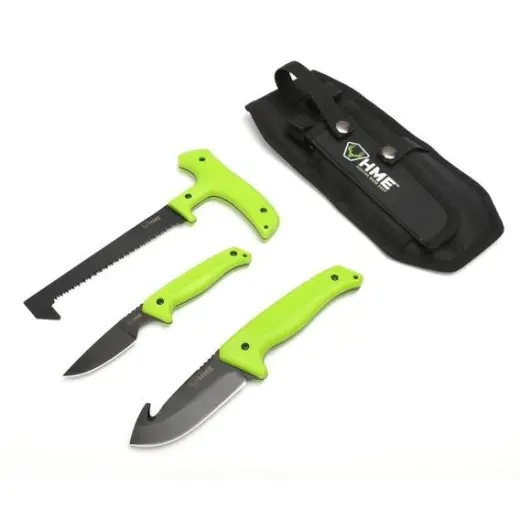 Il kit da campo HME in 3 pezzi comprende una sega da 8,75″ (222 mm), un coltello a lama fissa da 7,5″ (190 mm) e un coltello a lama fissa da 9,5″ (241 mm) con gancio per budella, tutti Full-Tang e dotati di acciaio 420HC.