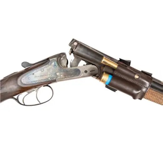 Skórzana ładnownica na przednie łoże na 1 kulowy i 1 śrutowy nabój. Zapięcie na rzep.