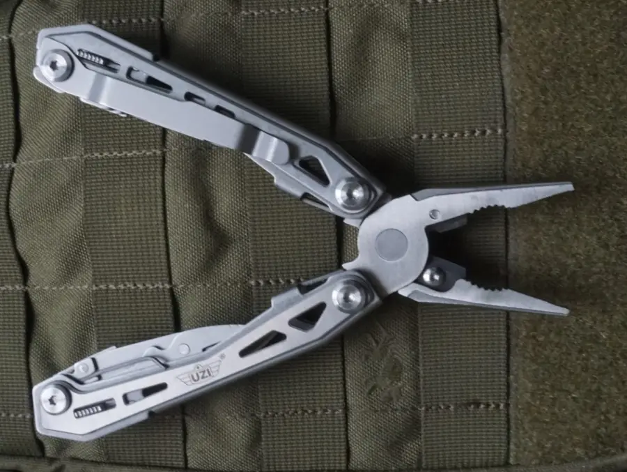 Dostupný pomocník na střelnici i do dílny