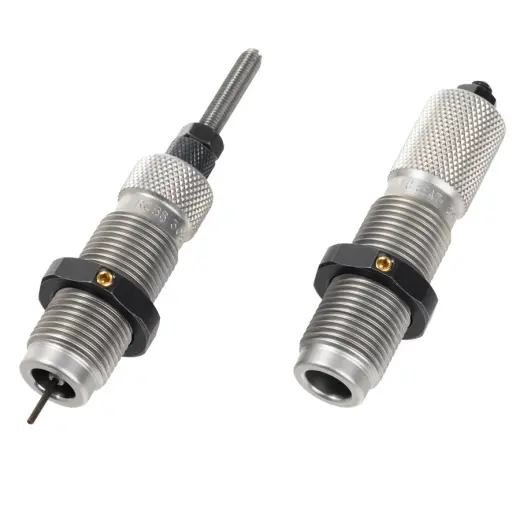 RCBS Full-Length Die Set 6.5 RSAUM RCBS Zestaw Matryc Pełnej Długości do łusek z butelkowym kształtem. Zawiera matrycę rozciągającą na pełną długość z jednostką do rozszerzania i usuwania spłonek oraz matrycę osadzającą z rolką zaciskającą. Gwint 7/8"-14.