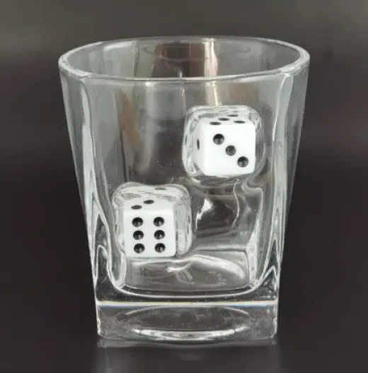 Oryginalna szklanka z iluzją kości rzucanych przez szkło. Szklanka Last Man Standing ostatni stojący mąż nadaje słowom „Zagrajmy!” zupełnie nowe znaczenie. Pojemność 200 ml.
