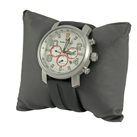 Montre blanche Smith &amp; Wesson Tritium Chronograph Red. Boîtier en acier inoxydable, lunette tournante, échelle tachymétrique, affichage de la date, rétroéclairage au tritium, étanchéité à 10ATM, bracelet en silicone, taille 45 x 13 mm.
