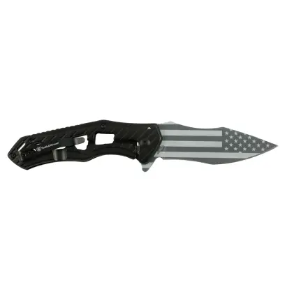 America's Heroes Smith & Wesson Knife Smith & Wesson folding knife with a flipper and modern skeletonized handle. Laser-engraved stainless steel blade featuring the American flag motif. Blade length: 3" (7,6 cm).