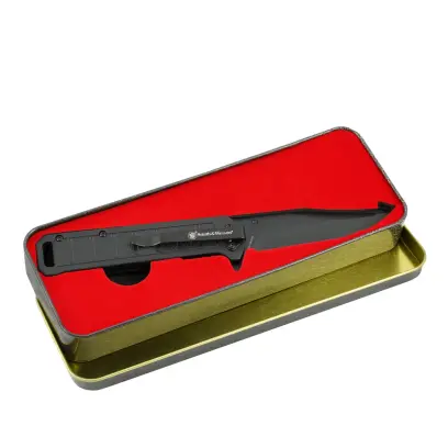 Kieszonkowy nóż składany z ostrzem Clip Point ze stali nierdzewnej, wspomagany mechanizm otwierania sprężynowego oraz blokadę Liner Lock. Jako prezent blaszana kasetka kolekcjonerska na nóż.