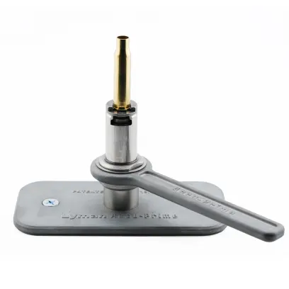 Ruční nástroj pro přesné a kontrolované usazování zápalek. Patentovaný nastavitelný zápalkovací trn eliminuje rozdíly v tloušťce lemu nábojnice, což zajišťuje přesné a konzistentní usazení zápalek.