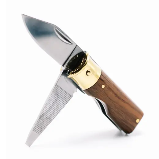 Coltello pieghevole tascabile nello stile di un fucile da caccia con manico in ottone e legno di mogano. Presenta una lama affilata da 5 cm, una lima e un cacciavite a testa piatta.