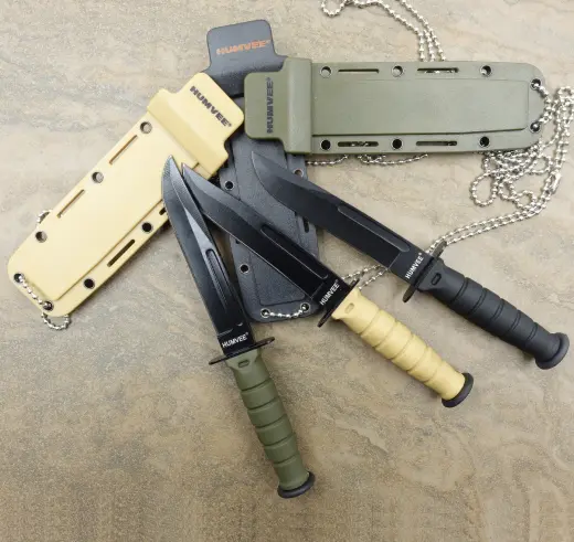 Taktyczny nóż na szyję HUMVEE HUMVEE Combat Neck Knife taktyczny nóż zaprojektowany do szybkiego dostępu i noszenia na szyi. Długość całkowita 14 cm, ostrza 7 cm. Plastikowa pochwa i metalowy łańcuszek. Dostępny w trzech kolorach.
