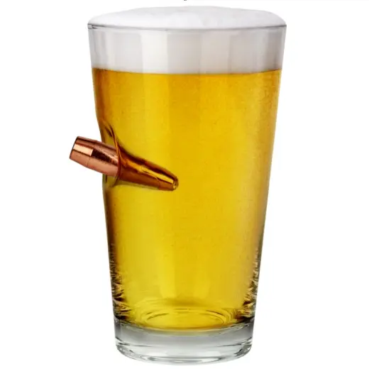 Bullet Pint Glass Caliber Gourmet, 500 ml Eredeti pintes pohár, amelyen egy golyó látható, az "átlőtt" hatás illúziójával. A Last Man Standing pohár teljesen új értelmet ad a "Let's Take a Shot" kifejezésnek! Térfogat 500 ml.