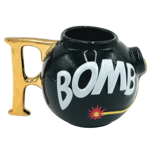 Keramický hrnek ve tvaru bomby s vtipným nápisem F-Bomb. Ideální pro každého, komu občas „bouchnou saze“. Zlepší ráno a pobaví kolegy v práci. Objem cca 470 ml.