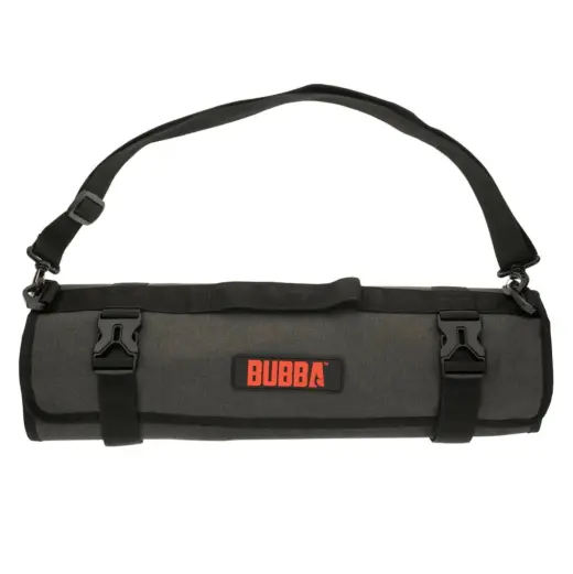 Rolovací pouzdro na nože BUBBA Seaker Profesionální rolovací pouzdro BUBBA Seaker pro bezpečné uložení 5 nožů, nůžek, brousku a dalšího příslušenství. Poutko a nastavitelný ramenní popruh pro pohodlné nošení. Nože nejsou součástí.