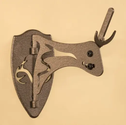 Supporto da parete per trofei con logo a corna REALTREE inciso nella base. Ideale per trofei piccoli e medi (fino a cervo grande). Regolabile, struttura in acciaio, finitura marrone a polvere.