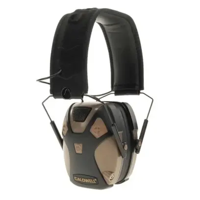 Elektronická sluchátka Caldwell s útlumem hluku 23 dB. Nízkoprofilová konstrukce, kvalitní stereo zvuk a snadné ovládání hlasitosti. Skládací design, napájení 3× AAA (součástí).