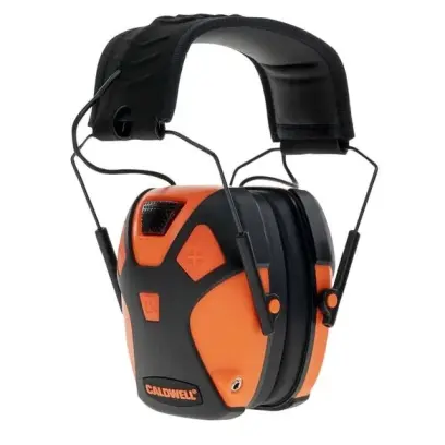 Ochronniki słuchu dla młodzieży Caldwell E-MAX Pro z redukcją hałasu o 23 dB. Niskoprofilowe nauszniki, miękkie wyściółki, wysokiej jakości dźwięk stereo i łatwa regulacja głośności. Składana konstrukcja, zasilane trzema bateriami AAA (w zestawie).