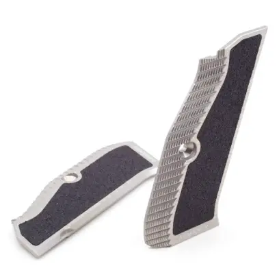 Chwyty pistoletowe do CZ Shadow 2/1 oraz CZ 75/85. Anodowane aluminium z antypoślizgową teksturą zapewniającą pewny chwyt. Zawiera 1 parę chwytów i 2 śruby Torx. Rozmiar: Średni. Kolor: Srebrny.