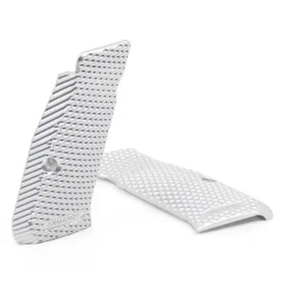 Impugnature per CZ Shadow 2 Compact, CZ P-01, CZ 75 Compact. Superficie antiscivolo. Include 1 paio di impugnature e 2 viti Torx. Materiale: alluminio. Colore: argento. Spessore: medio. Lunghezza: lunga.