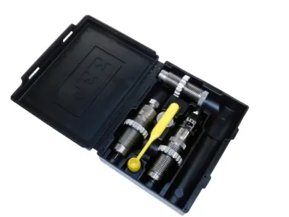 LEE Pacesetter Full Length Sizing 3-Die Set – 8,6 Blackout Il set di matrici include Matrice di Ricalibratura Completa, Matrice di Inserimento Proiettili con Micrometro, Matrice di Crimpatura, Supporto per Bossoli e Istruzioni. Filettatura delle matrici: 7/8"-14.