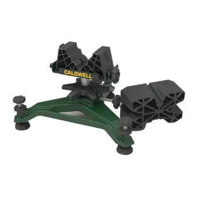 Solidna podpórka strzelecka z ciężką podstawą z żeliwa, precyzyjna regulacja wysokości i kierunku, uniwersalna przednia torba DeadShot Air do różnych typów kolb oraz tylna torba z 4 pozycjami wysokości.