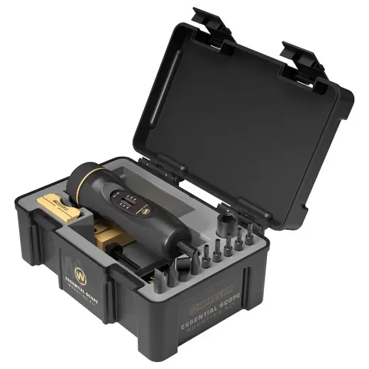 Wheeler Essential Scope Mounting Kit – sada nářadí pro montáž optiky Sada pro přesnou montáž optiky na zbraně. Obsahuje momentový klíč F.A.T. Wrench® (10–65 in-lbs), systém pro vyrovnání osnovy a sadu bitů pro montážní šrouby. Uloženo v odolném stohovatelném kufříku.