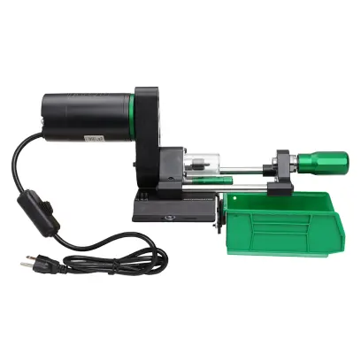 Trimmer elettrico per bossoli calibro .22–.30. Accorcia e smussa il bordo interno ed esterno del colletto in un solo passaggio grazie alla testa di taglio a 3 vie. Regolazione micrometrica precisa della lunghezza di taglio.