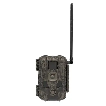 Stealth Cam Fusion Max 2.0 – trail camera with cellular data transmission 16 GB memória, 24 m hatótáv, 0,4 mp kioldási idő. Azonnali kép- és videóátvitel telefonra, igény szerinti felvétel és AI funkciók a Command alkalmazással (fizetős). SIM és SD kártya nélkül működik.