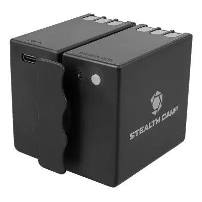 Újratölthető 12V-os / 5,400 mAh Li-Ion akkumulátor patron Stealth Cam Revolver vadkamerákhoz. Meghosszabbítja a működési időt és helyettesíti az AA elemeket. USB-C töltés és megbízható működés még igényes körülmények között is.