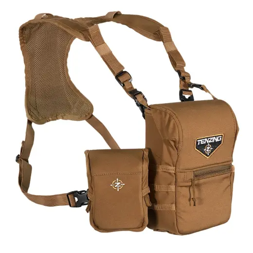 Étui de poitrine pour jumelles 10×42 / 12×42 avec doublure silencieuse en micro-polaire, fermeture magnétique et sangle MOLLE. Comprend une poche pour télémètre, des compartiments de rangement et un harnais respirant avec sangles élastiques.