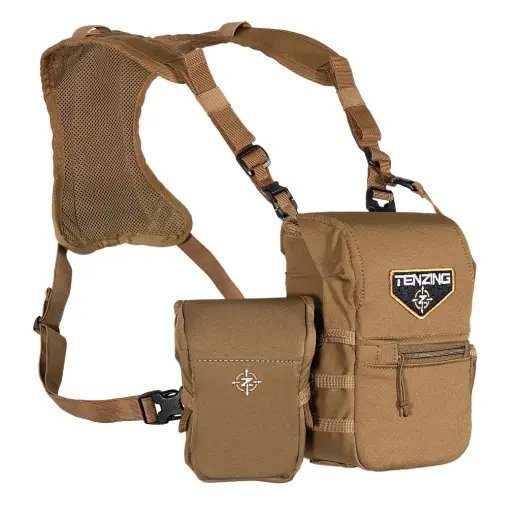 Étui de poitrine pour jumelles 8×42 / 10×42 avec doublure en micro-polaire silencieuse, fermeture magnétique et sangle MOLLE. Comprend une poche pour télémètre, des compartiments de rangement et un harnais respirant avec sangles élastiques.