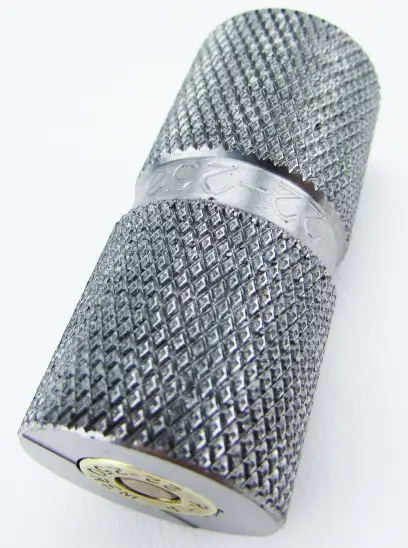 Chroń siebie i swoją broń. W celu osiągnięcia najwyższego stopnia bezpieczeństwa i celności polecamy użycie sprawdzianu w łuskach butelkowych, gdzie po formowaniu konieczne jest sprawdzenie właściwej przestrzeni między czołem zamka a dnem łuski.