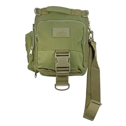 Voděodolná taška přes rameno z pevné, odolné tkaniny. Odnímatelná vrchní chlopeň slouží také jako podsedák. Zelená barva.