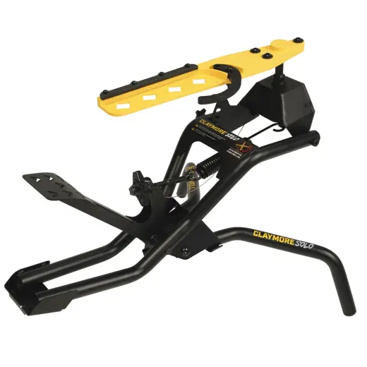 Un lanceur de cibles qui peut tendre le ressort et libérer une ou deux cibles standard, midi ou mini d'une simple pression sur une pédale, tout en gardant les mains libres et à l'écart du lanceur.